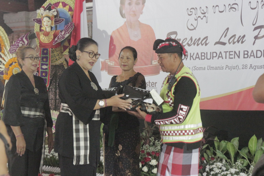 Kegiatan Tresna lan Punia Paiketan Krama Istri Bali (PAKIS) di Desa Dalung, Kabupaten Badung